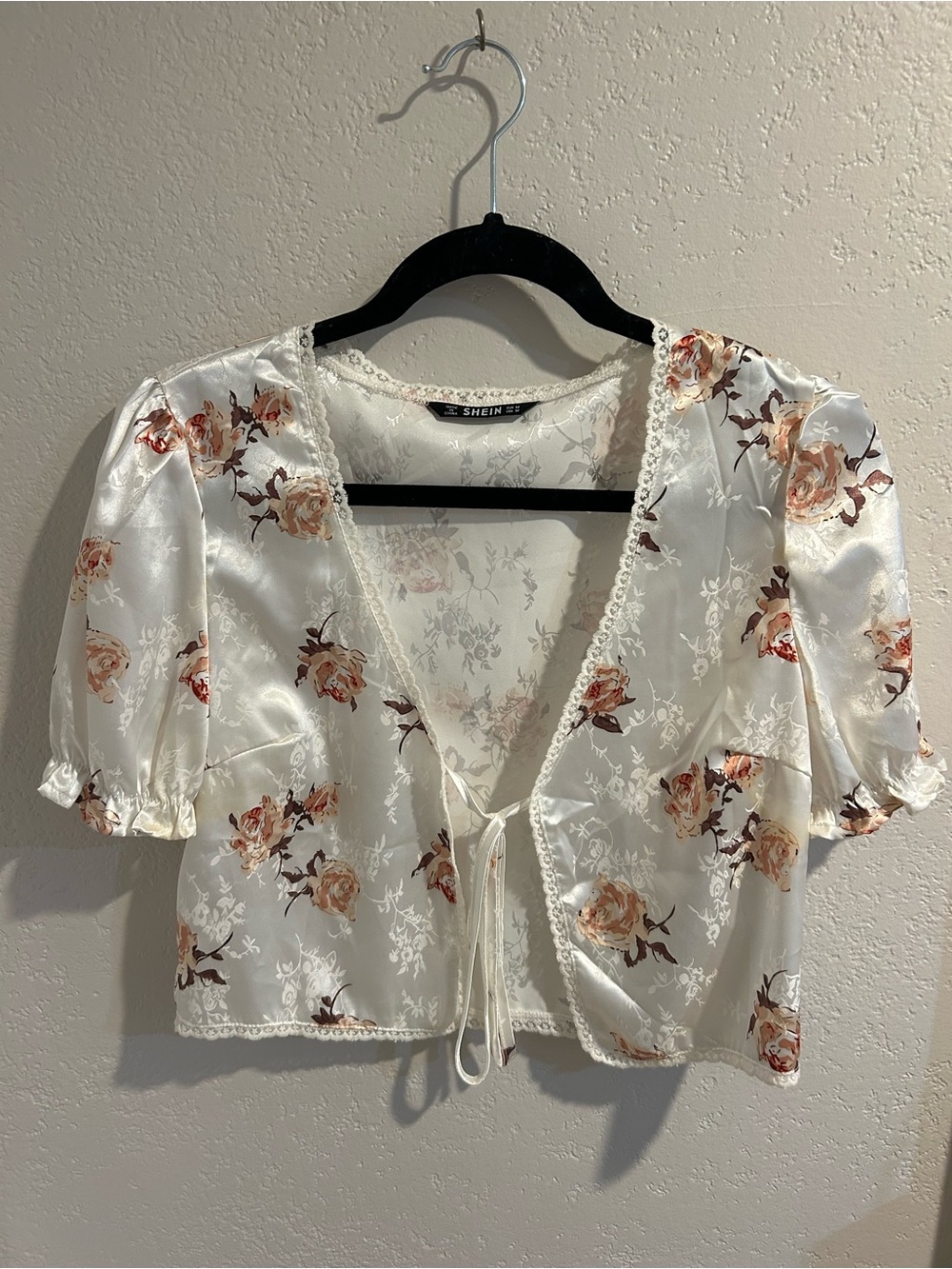 SHEIN Cream Floral Tie-Front Satin Crop Top with Lace Trim